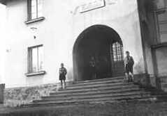1940 - stráž před sokolovnou "Hitlerova mládež"